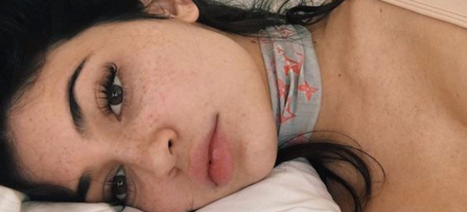 Kylie Jenner yuzini bo'yanishsiz ko'rsatdi