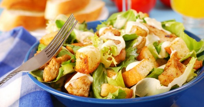 Qaysar salatasi tovuq va shoxli shokolad - har qanday ta'mga mashhur atirlar uchun retseptlar