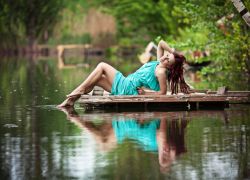 Tabiatda qizlarning bahor fotosessiyasi