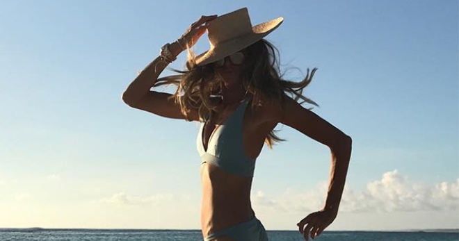 Model Al-MakPherson bikini ichida suratni nashr etadi va maqtovlarni yig'adi