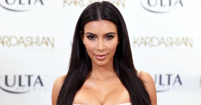 Kim Kardashian maktab o'quvchilari uchun kiyim-kechak ishlab chiqargan