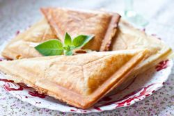 Tayyor puff-xamirdan tayyorlangan pishloqli svitalar