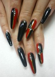 Qizil manikyurli qora