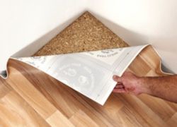 Yog'ochli qavatda linoleumning ostki qatlami