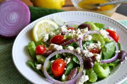 Yunon salatini kiyintirish