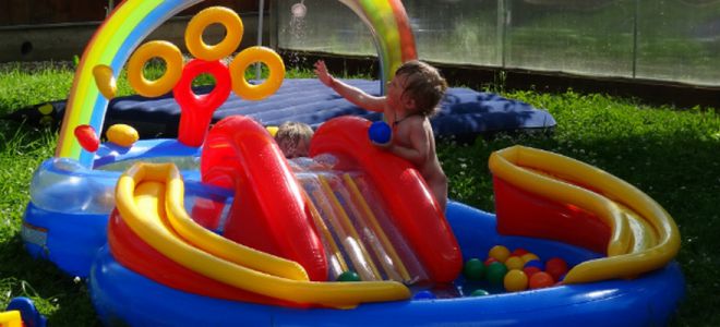 Slayd bilan puflanadigan hovuz