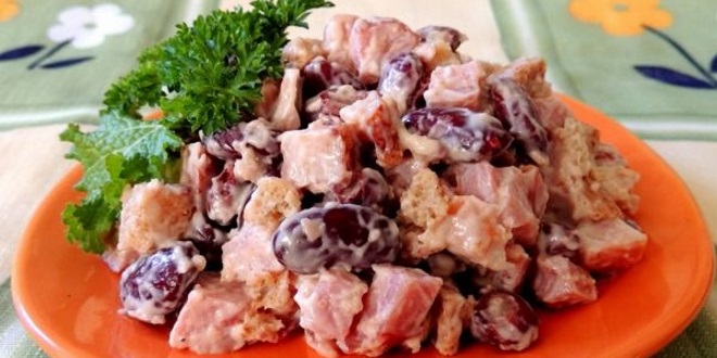 Fasol va go'shtli sosis bilan salat