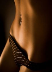 Ko'krakda oltinni pirsing