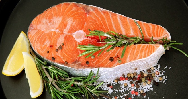 Salmon biftek - qovurilgan, pishirilgan va tuzlangan baliq uchun eng yaxshi retseptlar