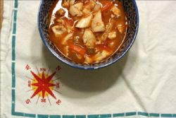 Sabzi va piyoz bilan qovurilgan tovuq