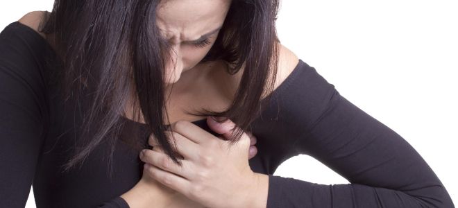 Uxlayotgan ayolning mushukidagi lampochka