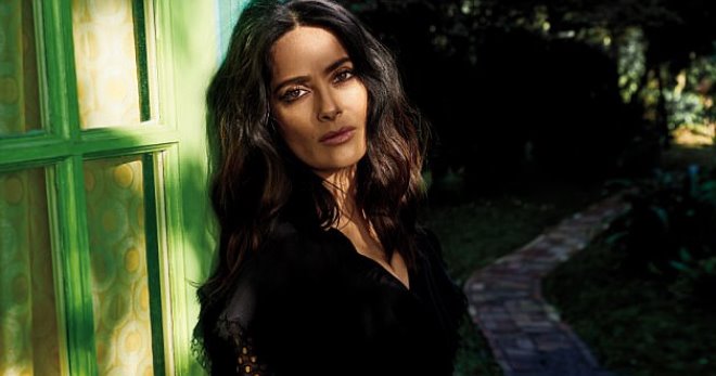 Salma Hayek yorqin Rhapsody jurnali uchun nozik suratga olishda ishtirok etdi