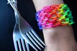 Vilkalardagi kauchuk bantlardan bilaguzuk qanday tikiladi?