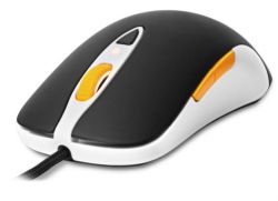 Sichqoncha niqobini kiyib, u erkakka mushtladi. Sichqoncha niqobini kiyib, u erkakka mushtladi.