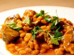 Ivrit tilida loviya bilan qo'zichoq - original va oddiy