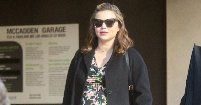 Kunning surati: Ko'p homilador Miranda Kerr yurish qildi